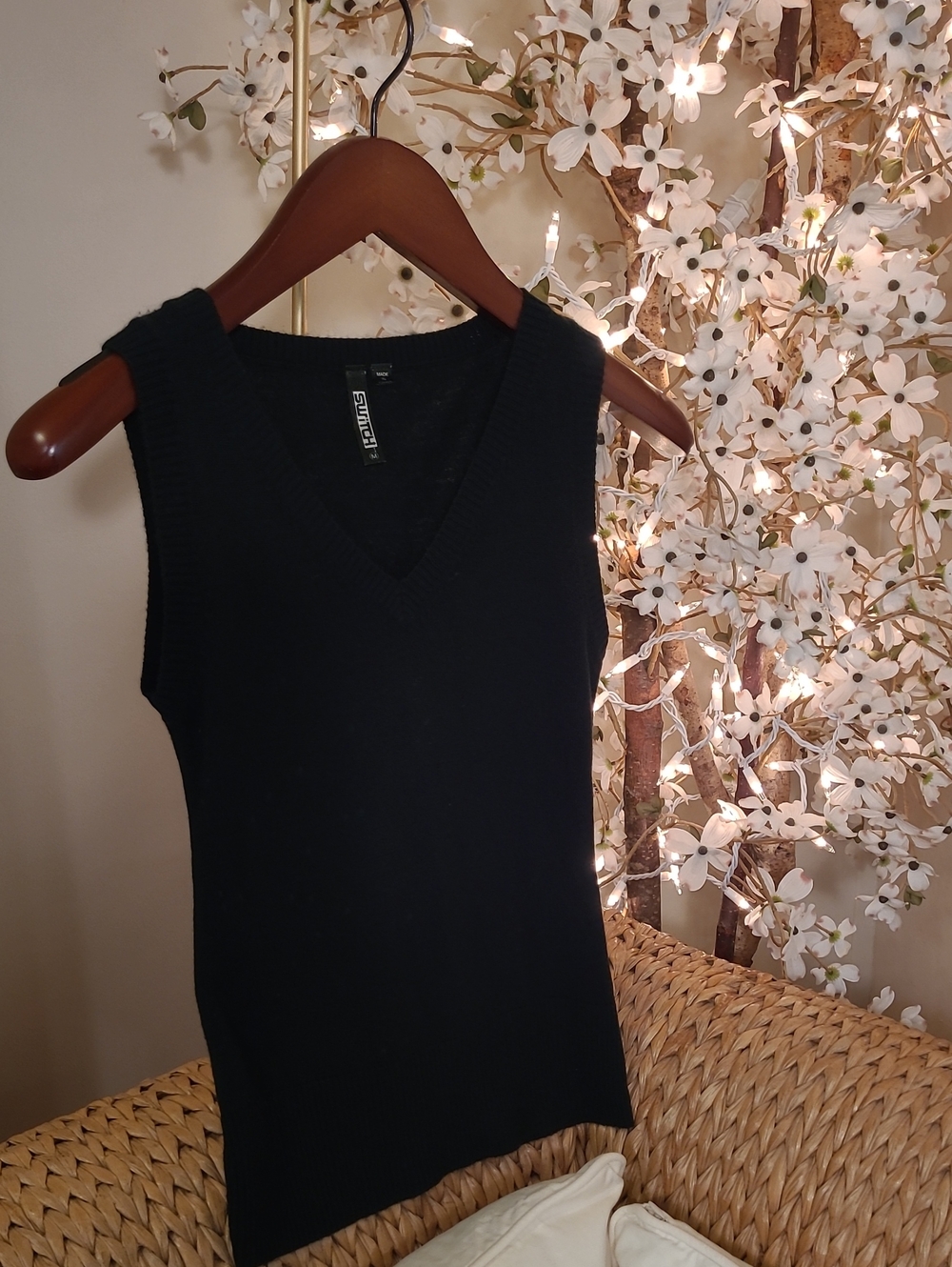 Very Lightweight V-Neck Sleeveless Sweater/Knit Top